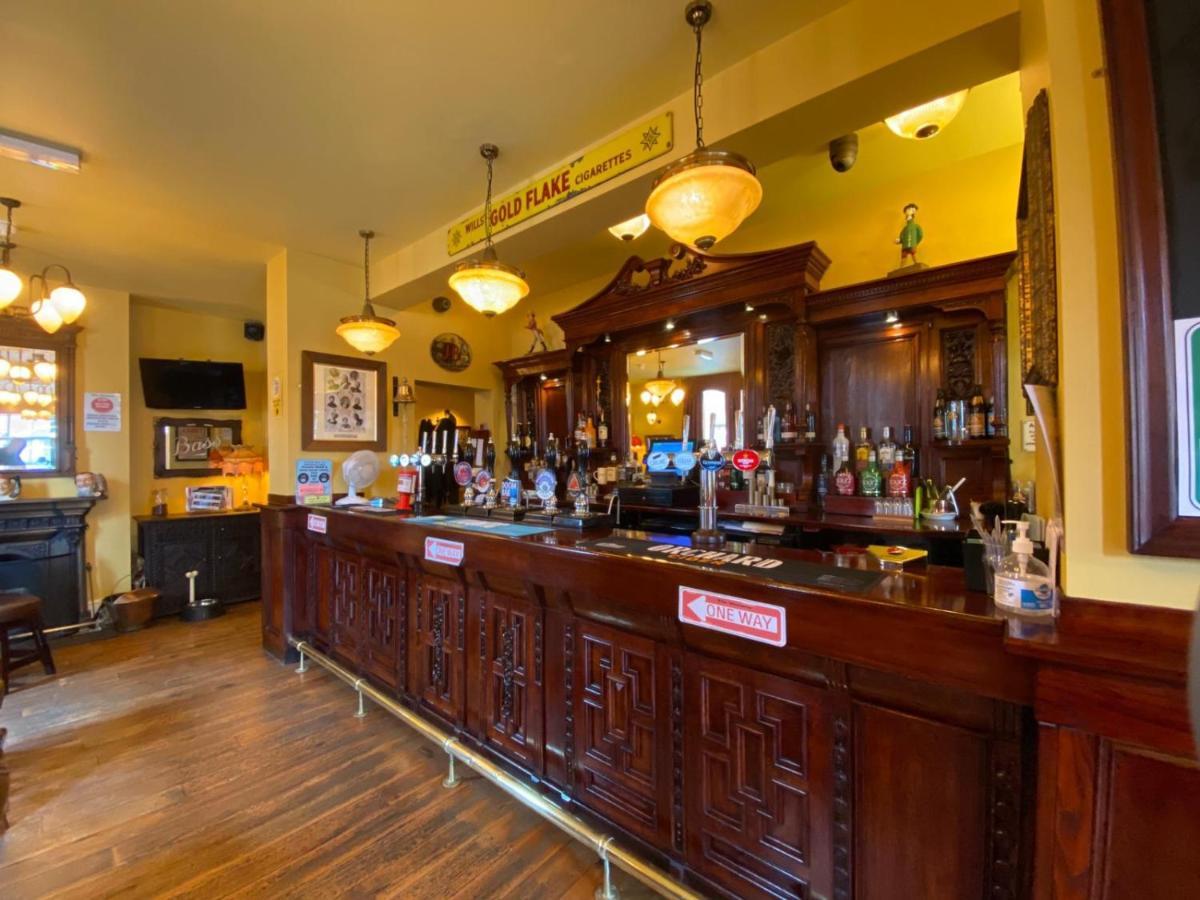 The Victoria Hotel นิวคาสเซิล-อันเดอร์-ไลม์ ภายนอก รูปภาพ
