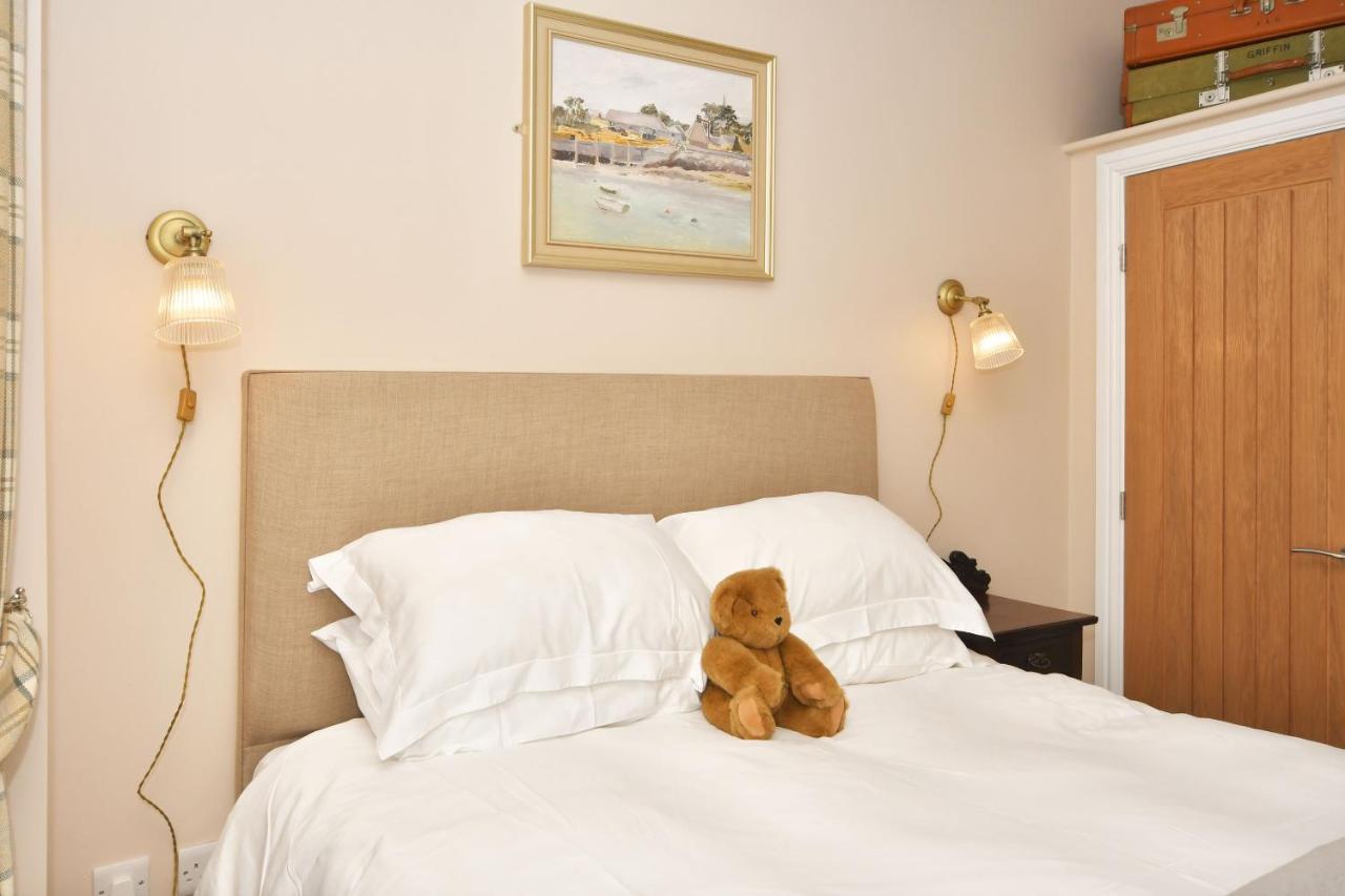 The Victoria Hotel นิวคาสเซิล-อันเดอร์-ไลม์ ภายนอก รูปภาพ