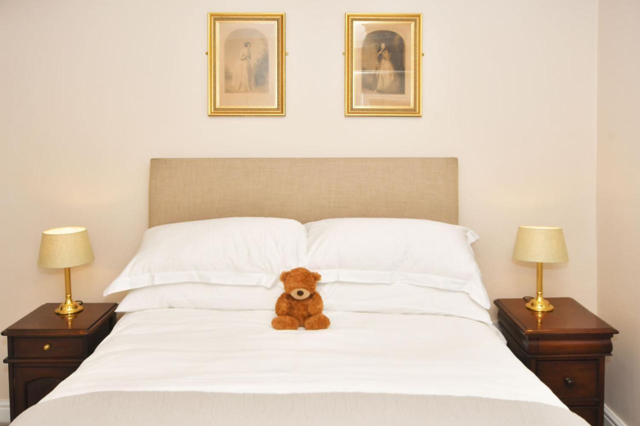The Victoria Hotel นิวคาสเซิล-อันเดอร์-ไลม์ ภายนอก รูปภาพ