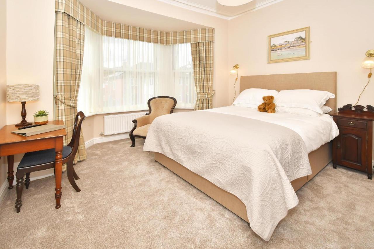 The Victoria Hotel นิวคาสเซิล-อันเดอร์-ไลม์ ภายนอก รูปภาพ