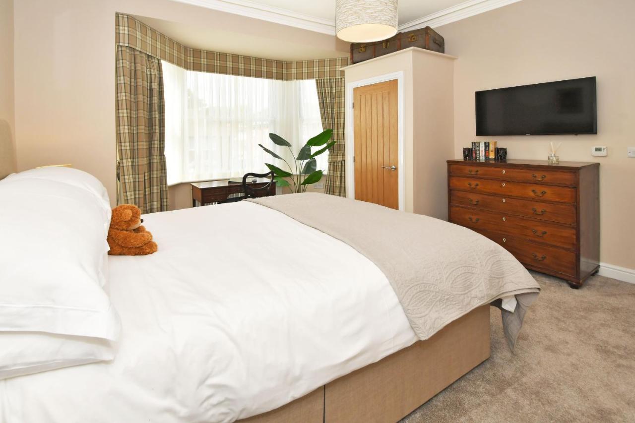 The Victoria Hotel นิวคาสเซิล-อันเดอร์-ไลม์ ภายนอก รูปภาพ