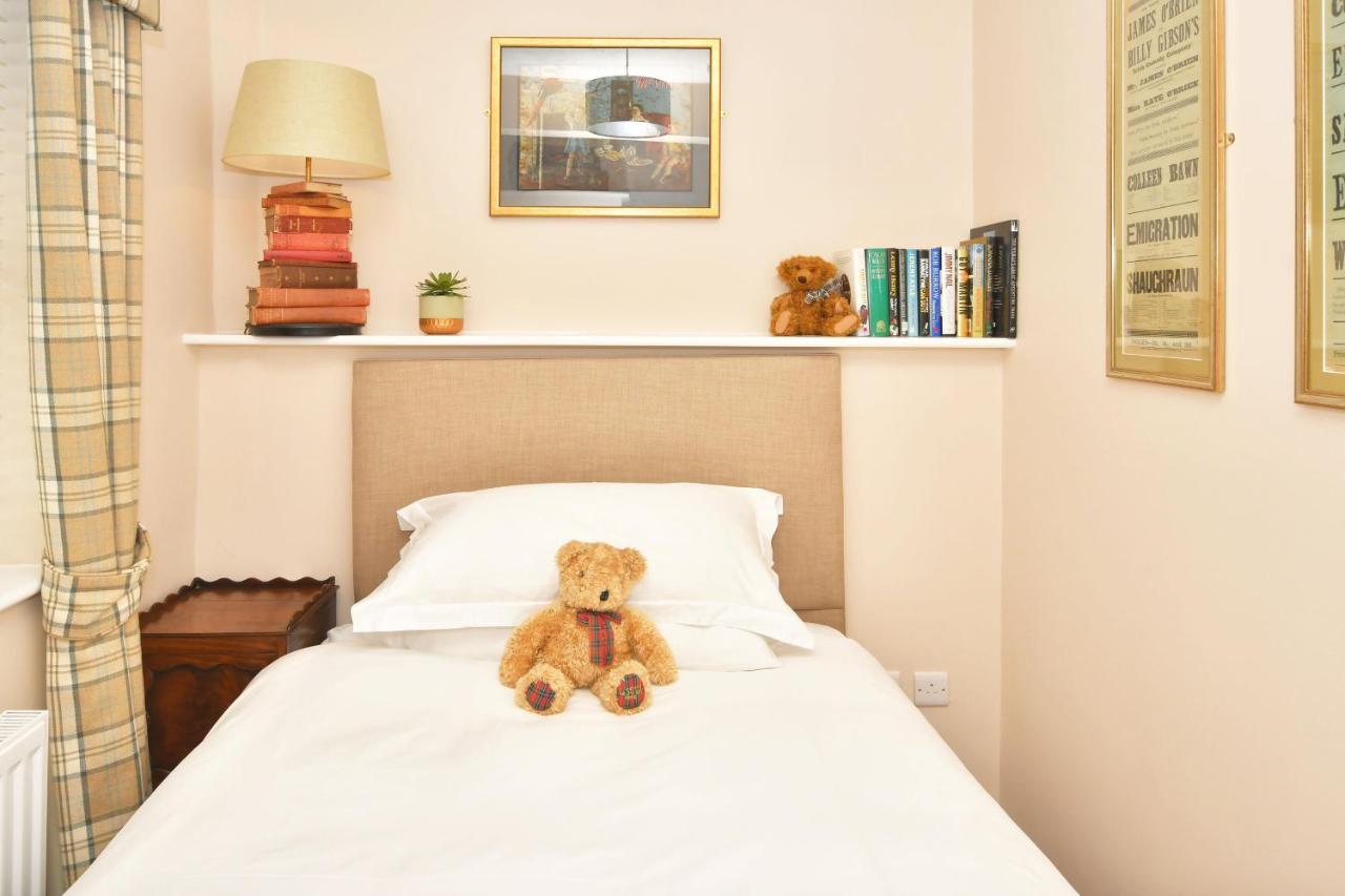 The Victoria Hotel นิวคาสเซิล-อันเดอร์-ไลม์ ภายนอก รูปภาพ