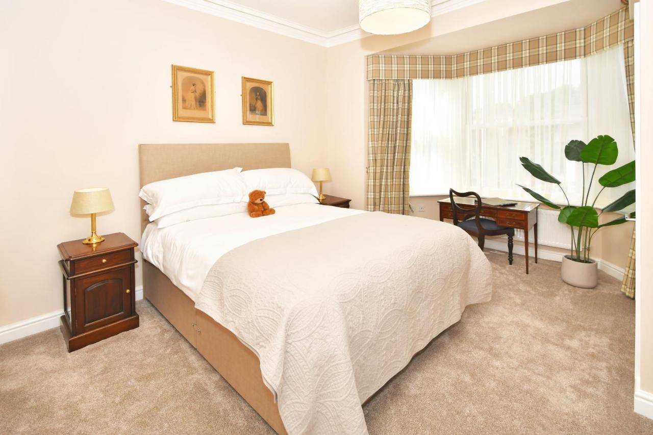 The Victoria Hotel นิวคาสเซิล-อันเดอร์-ไลม์ ภายนอก รูปภาพ